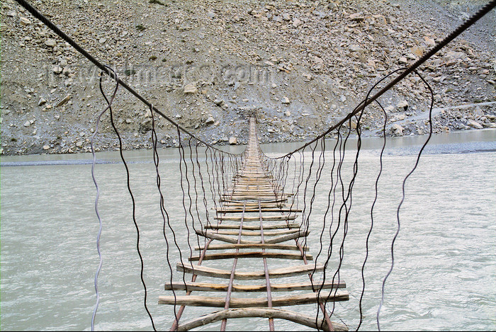 Pakistan - Passu - Upper Hunza / Gojal region - Northern Areas: rickety  suspension bridge over the Khunjrab river - photo by A.Summers 