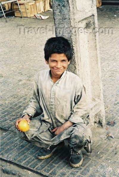 pakistan5: Pakistan - Quetta - Baluchistan / Balochistan: Baloch boy with an orange - the city is famous for its fruit / Kluk s pomeranèem - Kvéta - photo by J.Kaman - (c) Travel-Images.com - Stock Photography agency - Image Bank