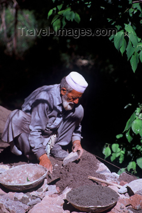 pakistan56: Pakistan - Murree Hills/Margalla Hills: Old mason with cement to complete a wall along a hillside road - photo by R.Zafar - (c) Travel-Images.com - Stock Photography agency - Image Bank