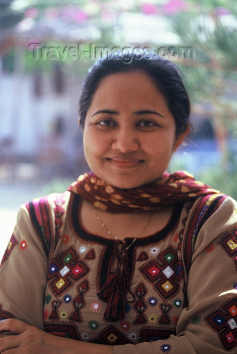 pakistan59: Karachi, Sindh, Pakistan: woman wearing a shawlar kurta with traditional embroidery - photo by R.Zafar - (c) Travel-Images.com - Stock Photography agency - Image Bank