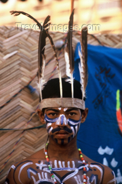 pakistan62: Pakistan - Karachi (Sindh): dancer entertaining audiences at the Sea Festival in Lyari - feather headgear - hat - photo by R.Zafar - (c) Travel-Images.com - Stock Photography agency - Image Bank