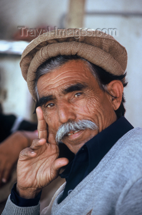 pakistan64: Karachi, Sindh, Pakistan: what do you think? - Gulraz Khan, a pathan working as a security guard in a private firm in Karachi - photo by R.Zafar - (c) Travel-Images.com - Stock Photography agency - Image Bank