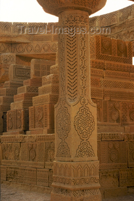 pakistan68: Asia - Pakistan - Chaukundi Tombs, Sindh: tombs within an enclosure - ornate tombs - photo by R.Zafar - (c) Travel-Images.com - Stock Photography agency - Image Bank