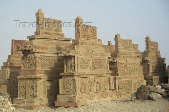 pakistan69: Pakistan - Chaukundi Tombs (Sindh, near Karachi): view of the tombs built by the Baluchi and Burpat tribes - photo by R.Zafar - (c) Travel-Images.com - Stock Photography agency - Image Bank