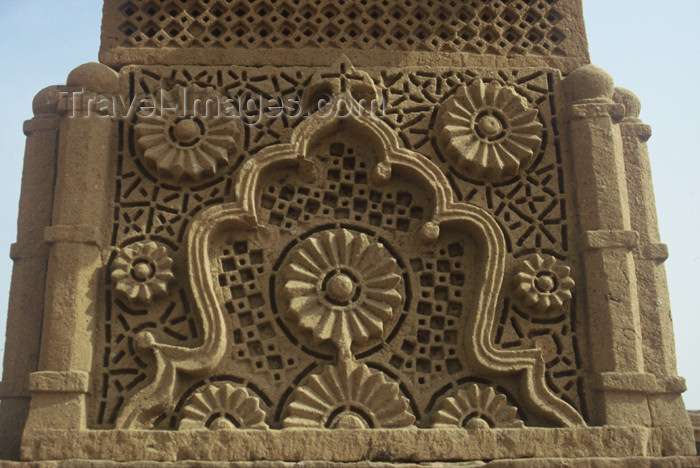 pakistan73: Pakistan - Chaukundi Tombs / Jokundee, Sindh: grave engraving - rosettes - Islamic art - photo by R.Zafar - (c) Travel-Images.com - Stock Photography agency - Image Bank