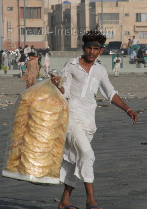 pakistan75: Karachi, Sindh, Pakistan: man selling waffers on the beach - photo by R.Zafar - (c) Travel-Images.com - Stock Photography agency - Image Bank