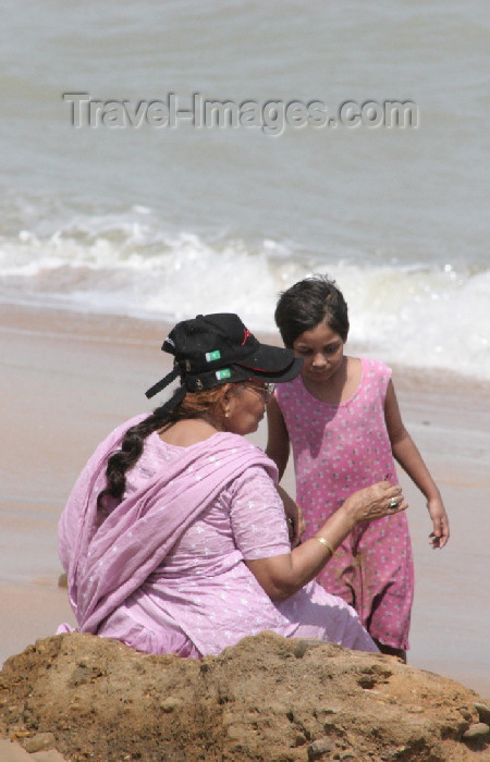 pakistan80: Karachi, Sindh, Pakistan: girl with her grandmother at the beach - photo by R.Zafar - (c) Travel-Images.com - Stock Photography agency - Image Bank