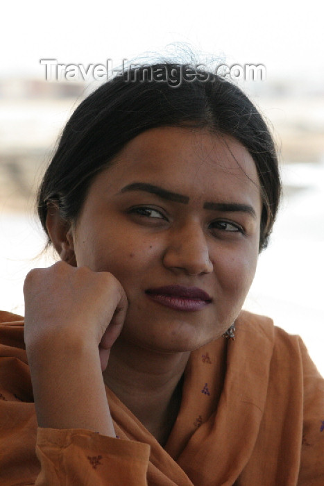 pakistan81: Karachi, Sindh, Pakistan: a girl lost in thought at the seaside - photo by R.Zafar - (c) Travel-Images.com - Stock Photography agency - Image Bank