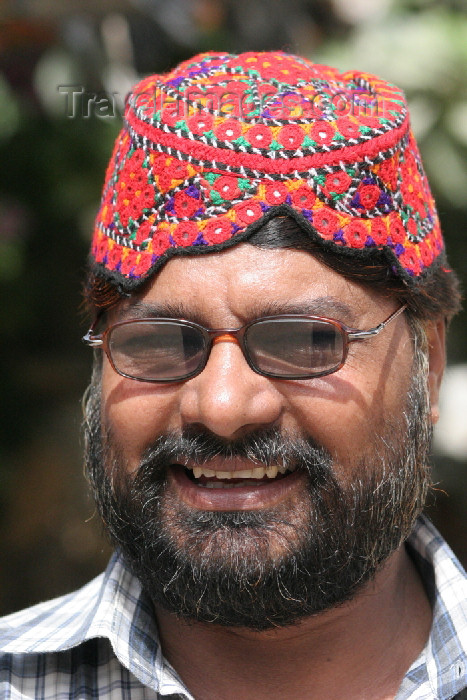 pakistan83: Karachi, Sindh, Pakistan: man wearing a Sindhi cap - photo by R.Zafar - (c) Travel-Images.com - Stock Photography agency - Image Bank