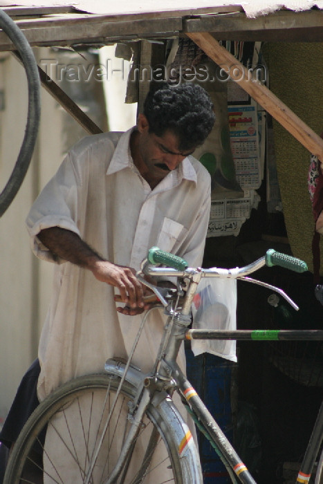 pakistan87: Karachi, Sindh, Pakistan: man repairing a bicycle - photo by R.Zafar - (c) Travel-Images.com - Stock Photography agency - Image Bank