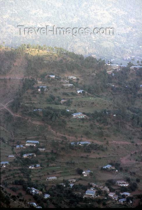 pakistan89: Pakistan - Murree Hills / Margalla Hills: living on the slope - photo by R.Zafar - (c) Travel-Images.com - Stock Photography agency - Image Bank