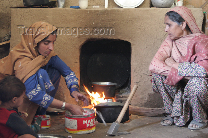 pakistan90: Jabbar Nara Pata, Siran Valley, North-West Frontier Province, Pakistan: Pashtun women cooking at home - photo by R.Zafar - (c) Travel-Images.com - Stock Photography agency - Image Bank
