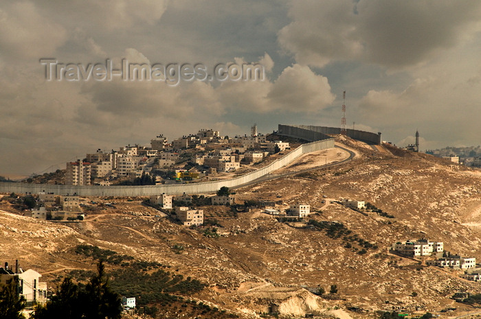 palest16: near Bethlehem, West Bank, Palestine: separation barrier - Israeli West-Bank barrier - multi-layered fence system - photo by J.Pemberton - (c) Travel-Images.com - Stock Photography agency - Image Bank