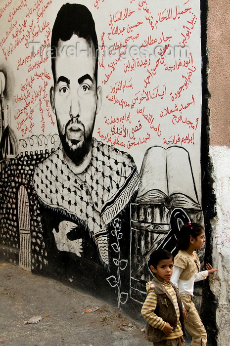 palest18: Dheisheh Refugee Camp, West Bank, Palestine: political mural with local children - photo by J.Pemberton - (c) Travel-Images.com - Stock Photography agency - Image Bank