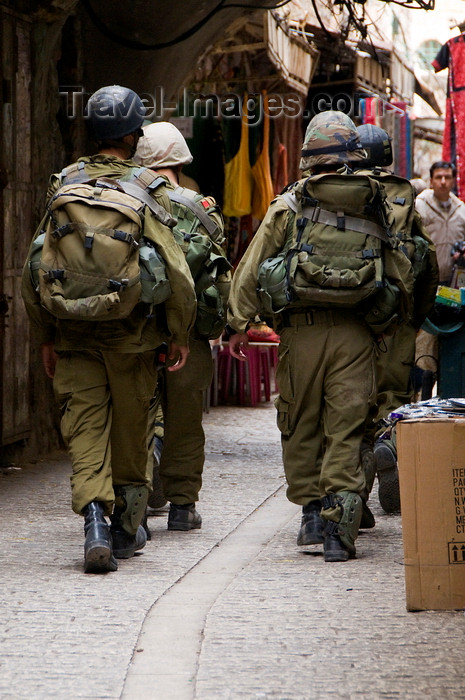 palest24: Hebron, West Bank, Palestine: Israeli soldiers in Hebron bazaar - Tzahal -  Israel Defense Forces - IDF - photo by J.Pemberton - (c) Travel-Images.com - Stock Photography agency - Image Bank