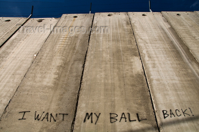 palest33: near Bethlehem, West Bank, Palestine: ironic graffitti on Wall - 'I want my ball back' - concrete slabs of the separation fence - photo by J.Pemberton - (c) Travel-Images.com - Stock Photography agency - Image Bank