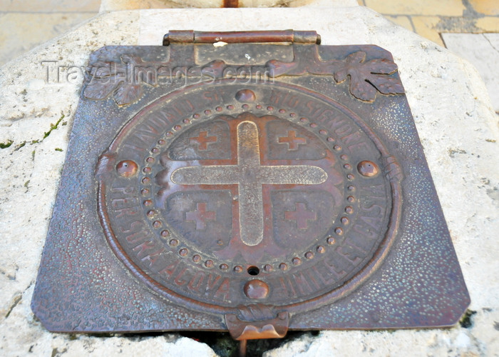 palest63: Bethlehem, West Bank, Palestine: St. Catherine's Roman Catholic church - covered water well - cross of Jerusalem - photo by M.Torres - (c) Travel-Images.com - Stock Photography agency - Image Bank