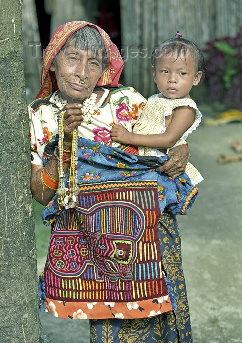 panama10: Panama - comarca Kuna Yala - San Blas Islands - Achutupo island: Kuna woman with a toddler / mujer con niño - photo by A.Walkinshaw - (c) Travel-Images.com - Stock Photography agency - Image Bank