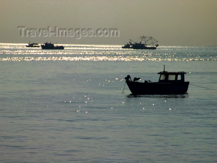panama105: Panama City: fishing boats silhouetted against the morning sky - photo by H.Olarte - (c) Travel-Images.com - Stock Photography agency - Image Bank