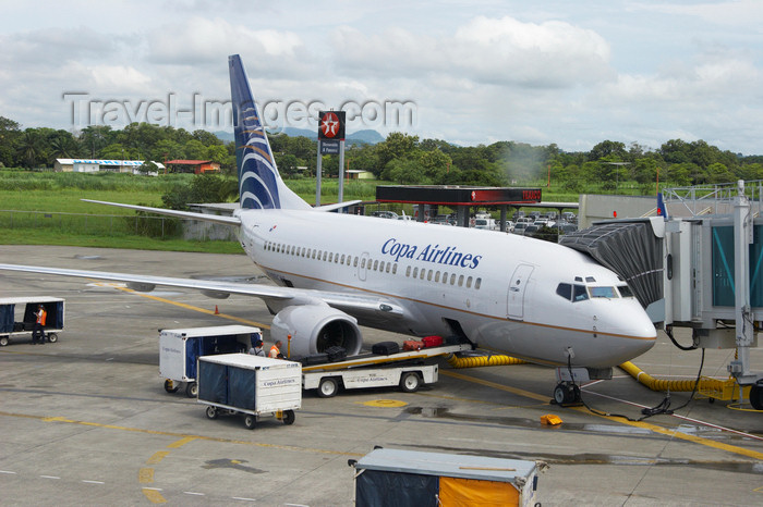 panama131: Panama City: COPA airlines aircraft docked - Boeing 737-700WL in a jetway - Tocumen International Airport, Panama - photo by H.Olarte - (c) Travel-Images.com - Stock Photography agency - Image Bank