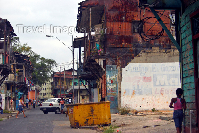 panama136: Panama City: not everything is fun and games - crime, gangs, high unemployment and the high cost of living make for hard times to a large segment of the population - 
El Chorrillo, one of the neighbourhoods harshly hit by the 1989 US invasion, lives among the decaying wooden tenements that saw better days in the Canal zone era - photo by H.Olarte - (c) Travel-Images.com - Stock Photography agency - Image Bank