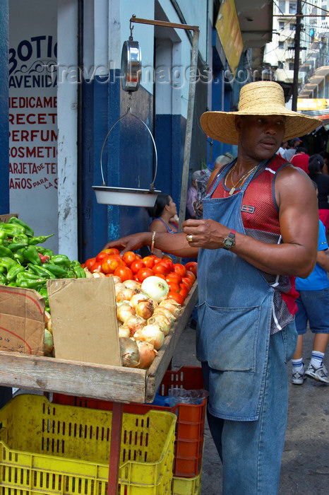 panama145: Panama City: vegetable vendor at La Bajada de Salsipuedes - photo by H.Olarte - (c) Travel-Images.com - Stock Photography agency - Image Bank