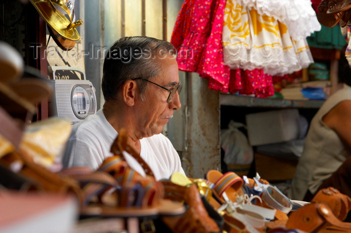 panama146: Panama City: leather goods vendor waits for his clients at La Bajada de Salsipuedes - photo by H.Olarte - (c) Travel-Images.com - Stock Photography agency - Image Bank