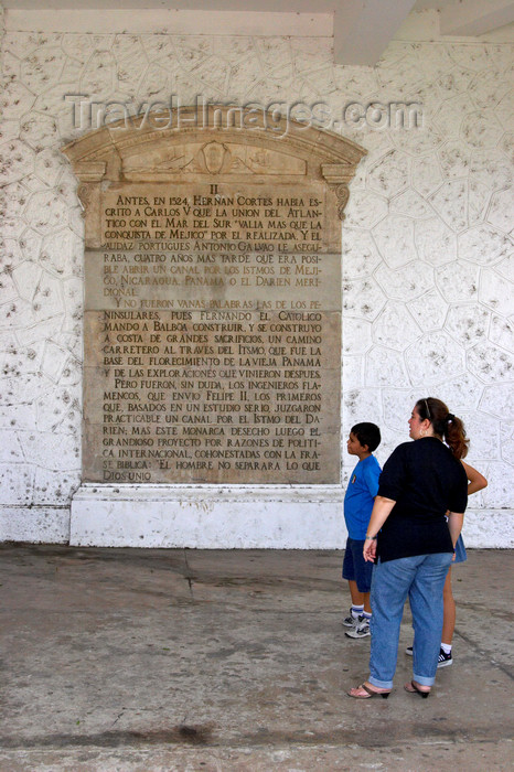 panama158: Panama City: a family reads about the history Panama at Las Bovedas, Plaza de Fancia, Casco Viejo - photo by H.Olarte - (c) Travel-Images.com - Stock Photography agency - Image Bank