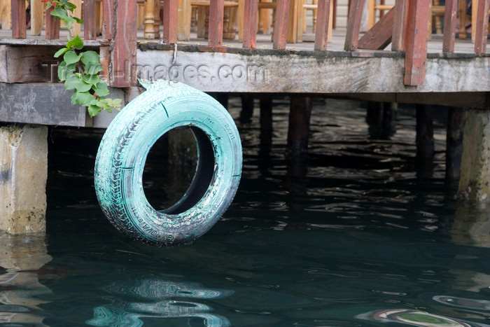 panama174: Panama - Bocas del Toro - Old tire hanging on a wooden dock - photo by H.Olarte - (c) Travel-Images.com - Stock Photography agency - Image Bank