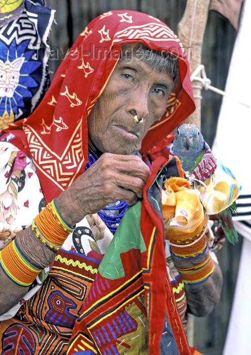 panama18: Panama - comarca Kuna Yala - San Blas Islands / Mulatas Archipelago - Achutupo island: the Kuna woman with a parrot / mujer Cuna - photo by A.Walkinshaw - (c) Travel-Images.com - Stock Photography agency - Image Bank