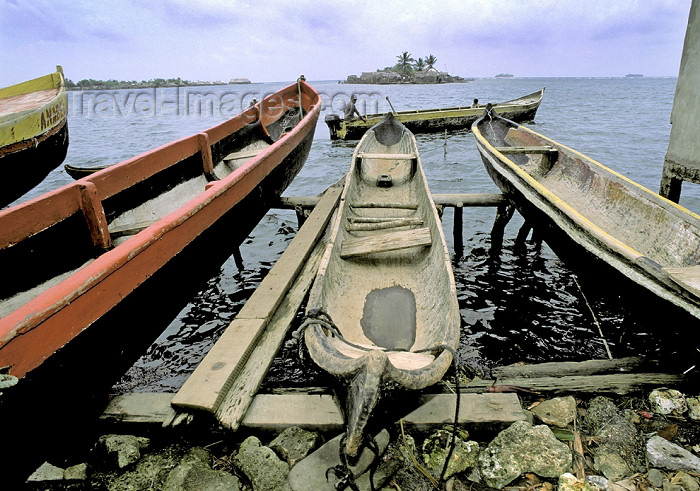 panama19: Panama - comarca Kuna Yala - San Blas Islands - Achutupo island: the cayuco - traditional boat dug out from a single tree - photo by A.Walkinshaw - (c) Travel-Images.com - Stock Photography agency - Image Bank