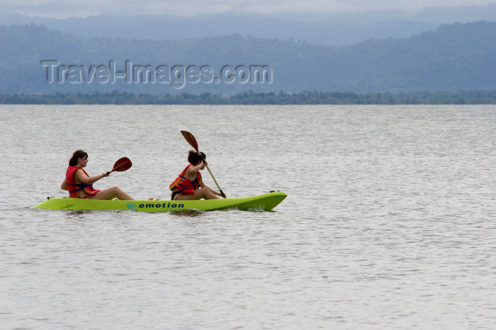 panama197: Panama - Bocas del Toro - two women canoeing - photo by H.Olarte - (c) Travel-Images.com - Stock Photography agency - Image Bank