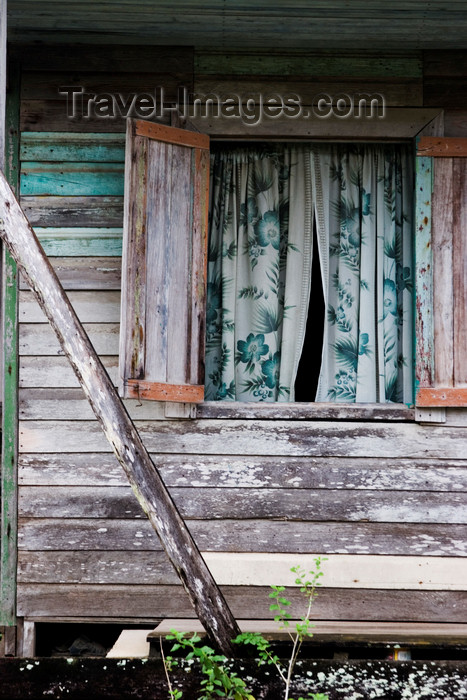 panama198: Panama - Bocas del Toro - run down house - photo by H.Olarte - (c) Travel-Images.com - Stock Photography agency - Image Bank