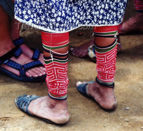 panama20: Panama - comarca Kuna Yala - San Blas Islands - Achutupo island: leg wrappings of a Kuna woman - photo by G.Frysinger - (c) Travel-Images.com - Stock Photography agency - Image Bank