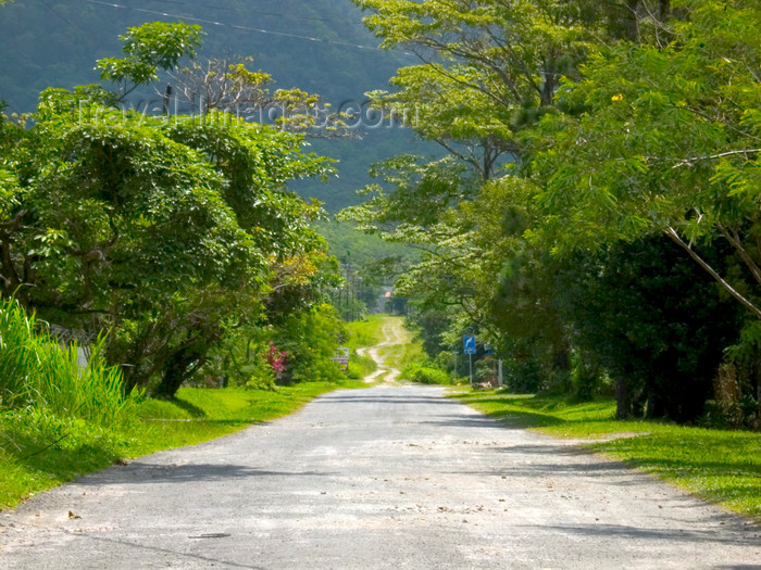 panama204: Panama - El Valle de Anton mountain range - dirt road - photo by H.Olarte - (c) Travel-Images.com - Stock Photography agency - Image Bank