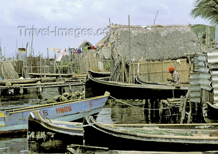 panama21: Panama - comarca Kuna Yala - San Blas Islands - Achutupo island: Kuna / Cuna village - the docks - cayucos - photo by A.Walkinshaw - (c) Travel-Images.com - Stock Photography agency - Image Bank