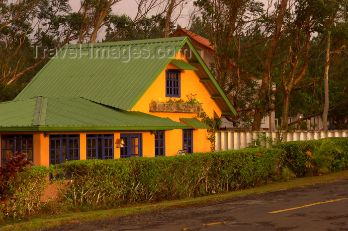 panama225: Panama - Cerro Azul: yellow house with green roof bathed in golden light - photo by H.Olarte - (c) Travel-Images.com - Stock Photography agency - Image Bank