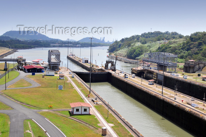 panama227: Panama Canal: Miraflores locks - looking towards Port Balboa and Ancon Hill - swing bridge - photo by M.Torres - (c) Travel-Images.com - Stock Photography agency - Image Bank