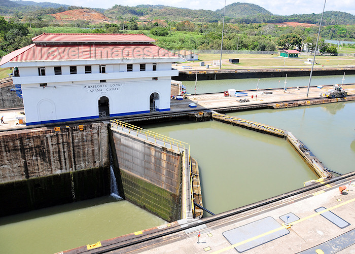 panama228: Panama Canal: Miraflores locks - notice the huge difference in levels between locks - hydraulically operated miter gates - each lock is 110 feet wide by 1000 feet long - Esclusas de Miraflores - photo by M.Torres - (c) Travel-Images.com - Stock Photography agency - Image Bank