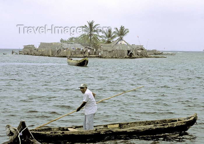 panama23: Panama - comarca Kuna Yala - San Blas Islands - Ailigandi  island: cayuco dugout canoes used to bring produce from the mainland - photo by A.Walkinshaw - (c) Travel-Images.com - Stock Photography agency - Image Bank