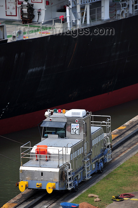 panama239: Panama Canal: Miraflores locks - electric locomotive guiding a vessel - 290 HP, built by Mitsubishi - these locos are known as 'mules' - photo by M.Torres - (c) Travel-Images.com - Stock Photography agency - Image Bank