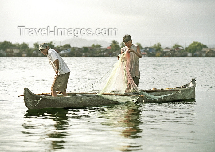 panama24: Panama - comarca Kuna Yala - San Blas Islands - San Blas Islands: Kuna fishermen at work - Caribbean sea - photo by A.Walkinshaw - (c) Travel-Images.com - Stock Photography agency - Image Bank
