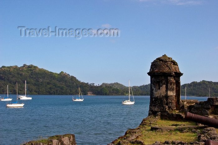 panama260: Fuerte de Santiago de la Gloria - yachts and the Caribbean sea, Portobello Panama - photo by H.Olarte - (c) Travel-Images.com - Stock Photography agency - Image Bank