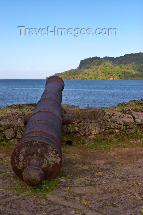 panama261: Fuerte de Santiago de la Gloria - cannon aimed at the sea, Portobello Panama - photo by H.Olarte - (c) Travel-Images.com - Stock Photography agency - Image Bank