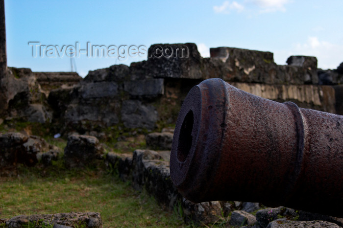 panama262: Fuerte de Santiago de la Gloria - moth of a Spanish cannon, Portobello Panama - photo by H.Olarte - (c) Travel-Images.com - Stock Photography agency - Image Bank