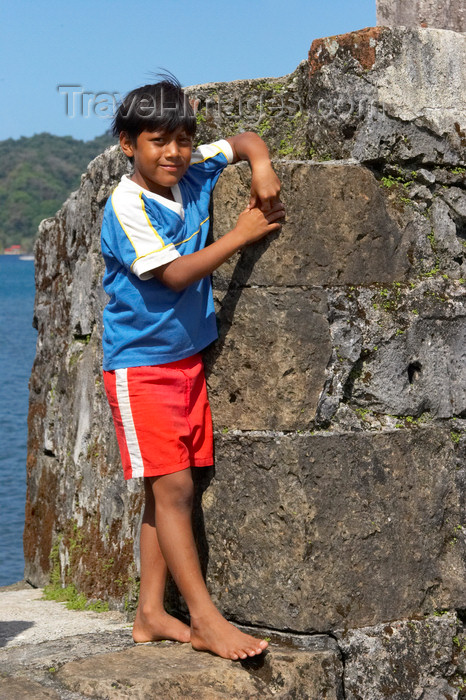 panama276: Local kid poses for the camera at Fuerte de San Jeronimo, Portobello, Colon, Panama, Central America - photo by H.Olarte - (c) Travel-Images.com - Stock Photography agency - Image Bank