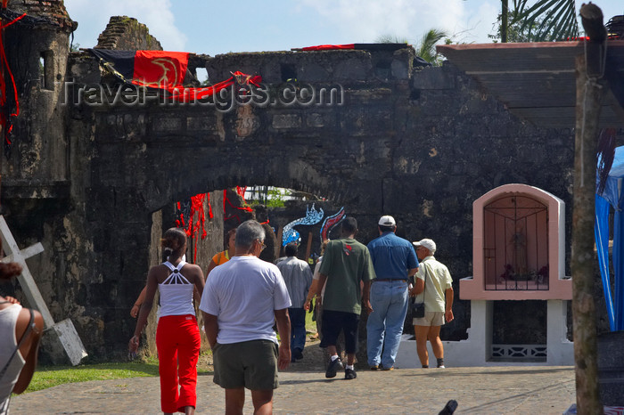 panama282: Locals and tourists flock to the San Geronimo Fort to watch the devils and congo festival. - photo by H.Olarte - (c) Travel-Images.com - Stock Photography agency - Image Bank