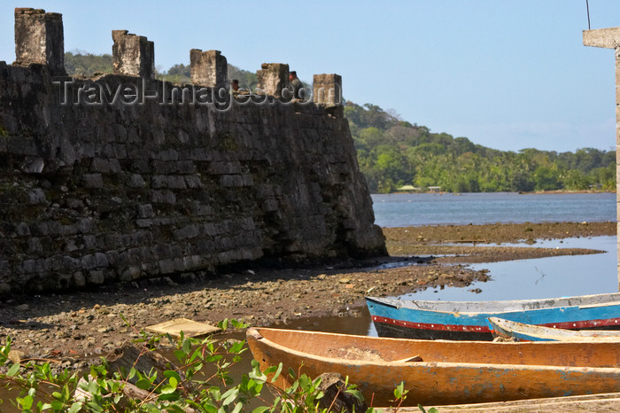 panama305: Fuerte de San Jeronimo - boats and ramparts, Portobello, Colon, Panama, Central America - photo by H.Olarte - (c) Travel-Images.com - Stock Photography agency - Image Bank