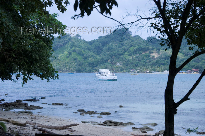 panama325: beach and yacht - Isla Grande, Colon, Panama, Central America - photo by H.Olarte - (c) Travel-Images.com - Stock Photography agency - Image Bank