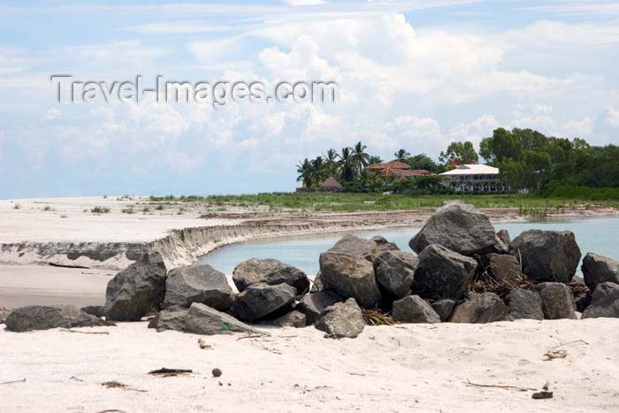 panama347: Panama province - Beach house on a tranquil bay - photo by H.Olarte - (c) Travel-Images.com - Stock Photography agency - Image Bank